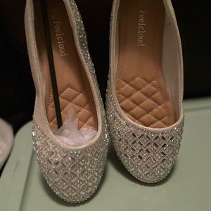 Women’s size 5 Feel cloud Silver Glitter Shoes NWT